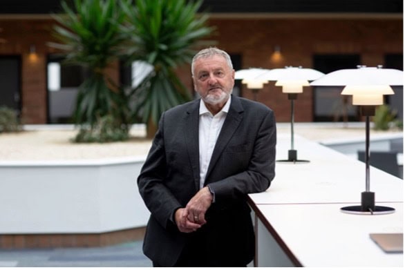 Sauvegarde des fondamentaux expert en tenue professionnelle debout dans un environnement de bureau moderne, se concentrant sur la formation à la sauvegarde, les politiques de sauvegarde, la protection de l'enfance et les pratiques de sauvegarde du personnel.